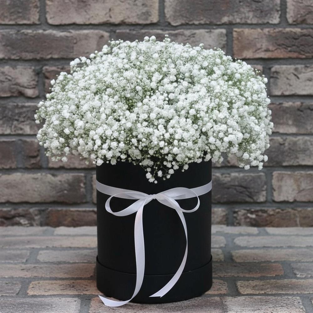 Цветочная композиция из Гипсофила в шляпной коробке в Дедилово