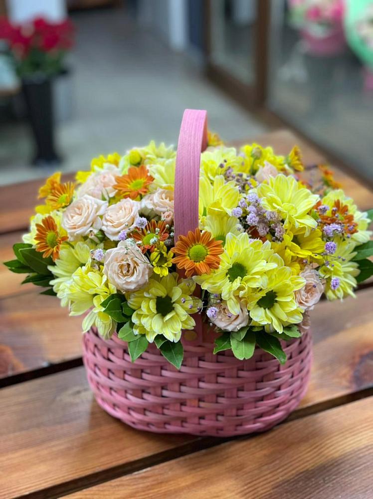 Цветочная композиция из Хризантемы и Розы в корзине в Дедилово