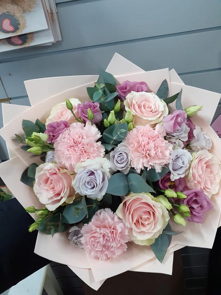 Букет цветов из: Розы, Гвоздики и Лизиантусы в Дедилово